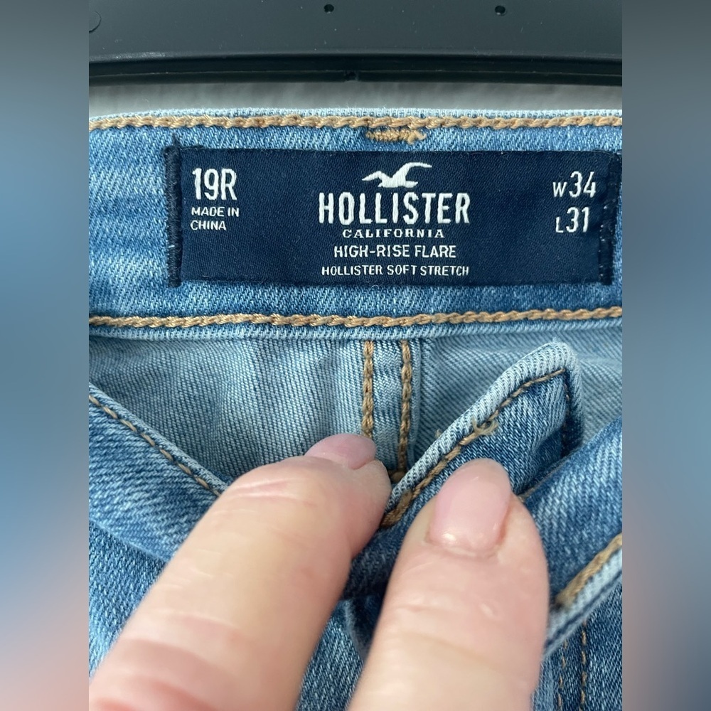 Hollister Patchwork High Rise Flare Raw Hem Soft Stretch Denim Jeans; 19 34/31 - Picture 5 of 6